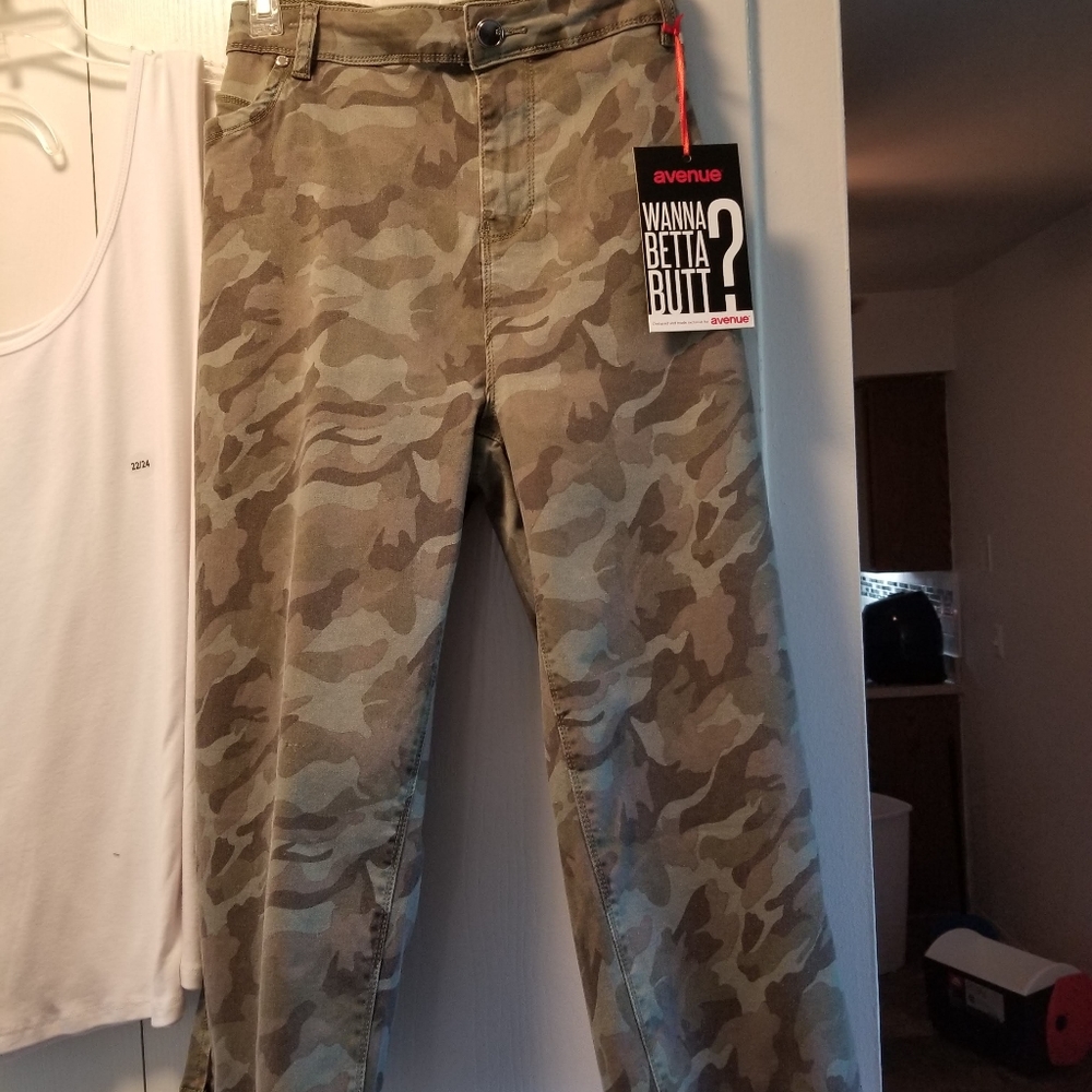 Avenue brand green camo capris plus size 20
